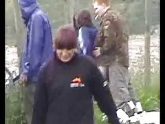 Un bărbat chel atinge minunatul vițel