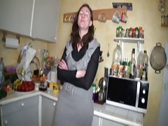 Gloria se masturbeaza pe canapea