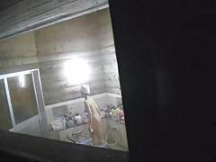 Om de futut și a terminat pe burta ei