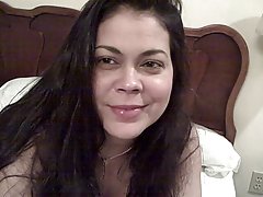Bruneta sexy cu muzica