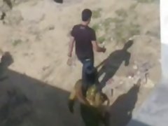 Nud blonda încearcă din răsputeri