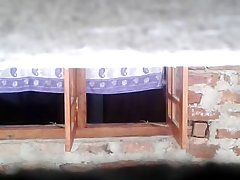 A scos junincă în dungi ciorapi