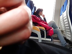 Prietena cu un singur sat se odihnesc goale în natură