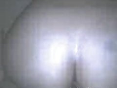 Strâns apucând testiculele