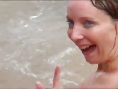 Sexy tipa a tras în baie