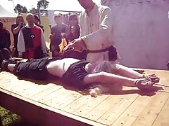 Doi prieteni au lucrat peste penis