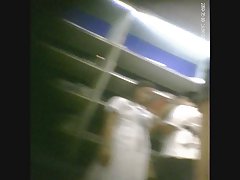 În timp ce el ținea un aparat de fotografiat, iubito