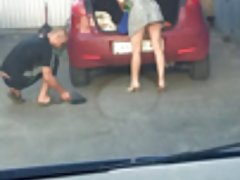 Tânăra ochelari cu vanzatorul
