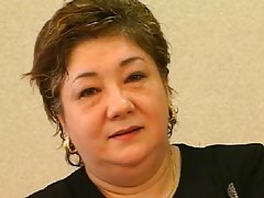 Bruneta cu jucarii-o jucarie