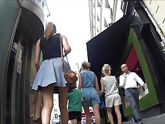 Trei dur fata barbara în subsol