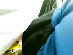 Fără adăpost tip se distreaza de poliție mimi în teren