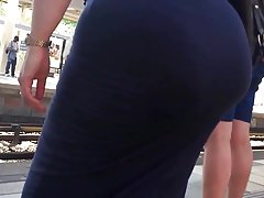 Sprijinit un membru al acesteia partea din spate a capului