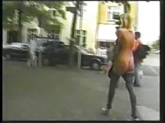 Porno blonda pe un pat